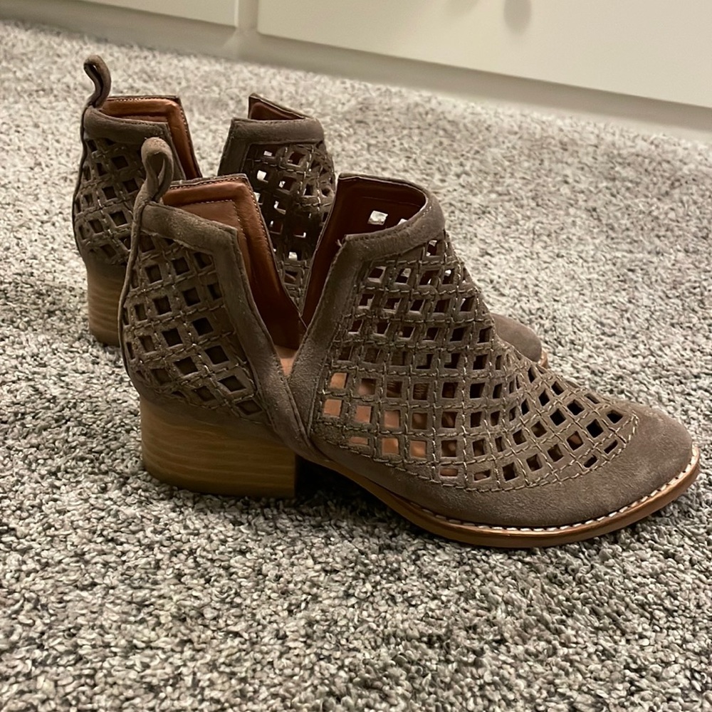 Jeffrey Campbell Taggart weave ankle booties. Size 6.